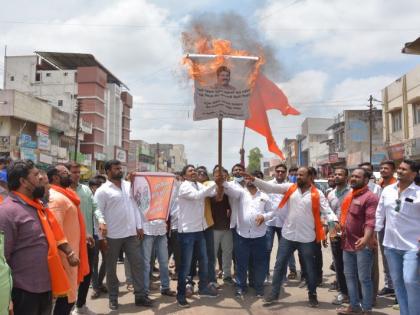 Protest against petrol price hike; Shiv Sena burns statue of Union Minister | पेट्राेल दरवाढीचा निषेध; शिवसेनेने जाळला केंद्रीय मंत्र्यांचा पुतळा