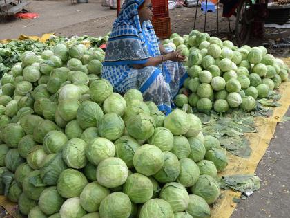 Sale of vegetables at market rates at soil level | बाजार समितीत भाजीपाल्याची विक्री मातीमोल दराने