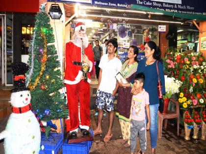 Lightning flames lit up the church in Solapur city | विद्युत झगमगाटात उजळले सोलापुरातील शहरातील चर्च