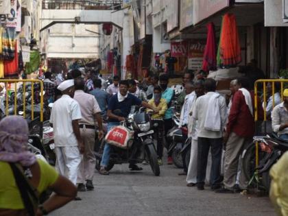 Fiasco of crowd ban in Akola | अकोल्यात जमाव बंदीचा पहिल्या दिवशीच फज्जा!