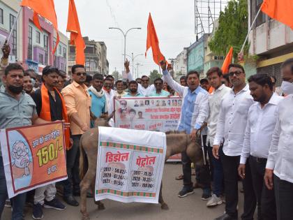 Shiv Sena agitation agains fuel prise hike | पेट्राेलचा भडका; गाढवावरुन पेट्राेलिअम मंत्र्यांची प्रतिकात्मक धिंड