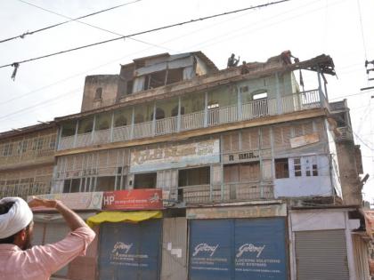 Building of Shanti Vijay Lodge demolished; Corporation action | शांतीविजय लाॅजची इमारत शिकस्त; मनपाची कारवाई