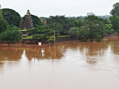 The rains came, but the floodwaters began to recede | पावसाची उघडीप, मात्र पुराचे पाणी संथगतीने ओसरू लागले