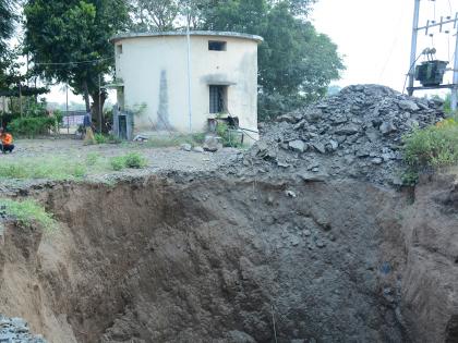 The damaged construction of the water supply to the city | शहराला पाणीपुरवठा करणाऱ्या विहिरीचे कोसळले बांधकाम