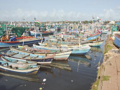 Perscene net fishing stopped, the turnover of crores of rupees on the coast stopped | पर्ससीन नेट मासेमारी बंद, किनाऱ्यावरील कोट्यवधी रुपयांची उलाढाल ठप्प; खलाशांवर बेकारीची कुऱ्हाड