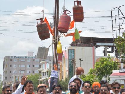 Shivsena Agitation : Gas cylinders, edible oil cans hanged; Burnt statue of ministers | गॅस सिलींडर, खाद्यतेलाचे डबे चढवले फासावर; पेट्राेलियम मंत्र्यांचा जाळला पुतळा