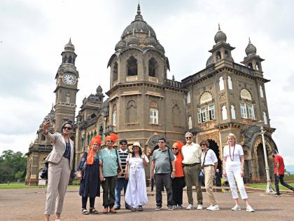 Foreign tourists were overwhelmed by the heritage of Kolhapur, 19 tourists came from Deccan Odyssey Railway | कोल्हापूरचा वारसा पाहून परदेशी पर्यटक भारावले, डेक्कन ओडिसी रेल्वेतून आले १९ पर्यटक 