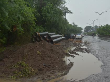 Dugging beside main road in akola city | मुख्य रस्त्यांलगतचा भाग खोदला; पावसामुळे रस्त्यांची दैना