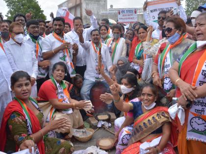 NCP protest against fuel price hikes at Akola | घरगुती गॅस,पेट्राेल दरवाढी विराेधात राष्ट्रवादी रस्त्यावर; चूलीवर बनविला स्वयंपाक NCP protest against fuel price hikes at Akola | घरगुती गॅस,पेट्राेल दरवाढी विराेधात राष्ट्रवादी रस्त्यावर; चूलीवर बनविला स्वयंपाक