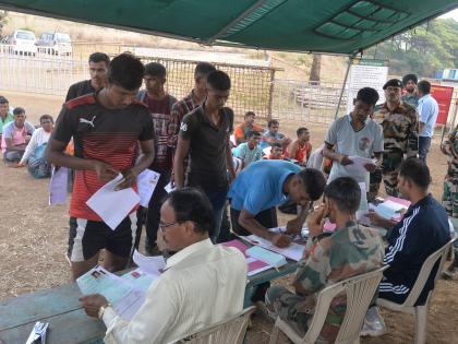 Army Recruitment Process: The next day, 4900 people have run the test | सैन्यदल भरती प्रक्रिया :  दुसऱ्या दिवशी ४९०० जणांनी दिली धावण्याची चाचणी