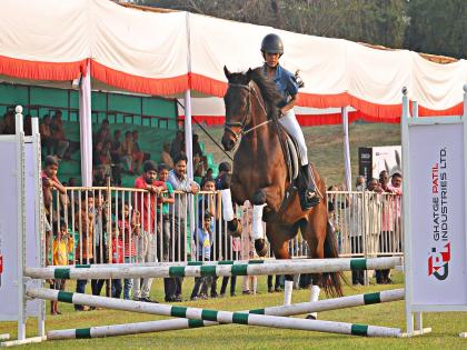 The Royal Horse Show in Kolhapur; Equestrians showed show jump top score, pole bending skills | कोल्हापुरात 'द रॉयल हॉर्स शो'; घोडेस्वारांनी दाखवली शो जंप टॉप स्कोर, पोल बेंडिंगमधील कौशल्य, करवीरकरांची दाद