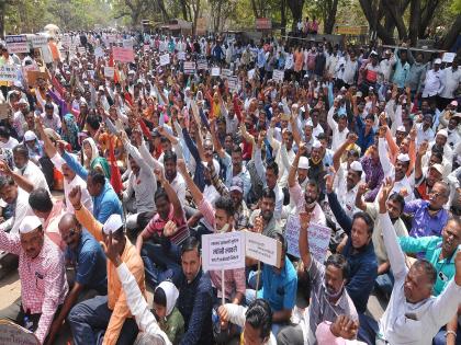 S.T. Employees march on Collector office in kolhapur | ST Strike: विलीनीकरणाचे धोरण जाहीर करा, एस.टी. कर्मचाऱ्यांचा जिल्हाधिकारी कार्यालयावर मोर्चा