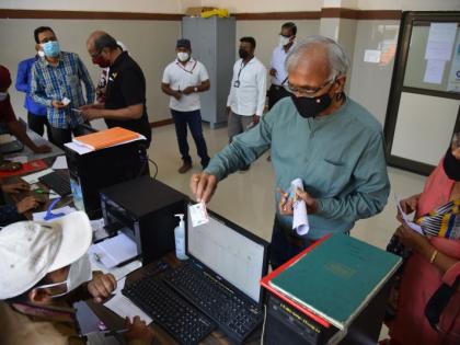 Successful start of Coronaa vaccination after an hour of confusion! | तासाभराच्या गोंधळानंतर ज्येष्ठांच्या लसीकरणाला यशस्वी सुरुवात!