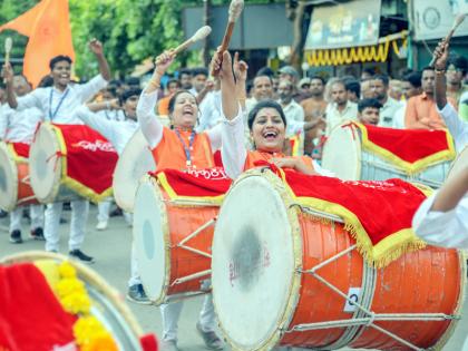 Nath in the nose.. Stick in the hand.. Lipstick on the lips. Young women of Solapur are playing Dham Dham Dham Dhol. | नाकात नथ.. हातात स्टिक.. ओठाला लिपस्टिक सोलापूरच्या युवती वाजवितात ढम ढमा ढम ढोल