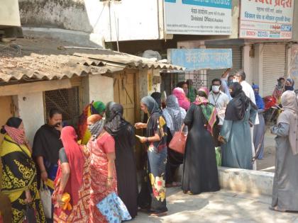 Queue of women's 'CSC' for five hundred rupees; | पाचशे रुपयांसाठी महिलांच्या ‘सीएससी’मध्ये रांगा;