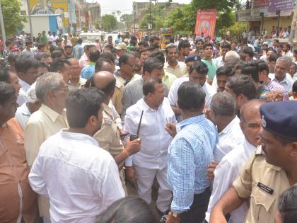  Extreme Outbreak of Akolekar; blocking the road, meeting the mayor | अकोलेकरांच्या संयमाचा उद्रेक; रास्ता रोको करून महापौरांना घेराव