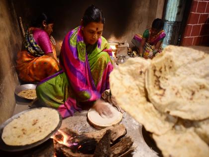 Growing demand for gourmet bread, Women got employment in hotels | खवय्यांच्या वाढत्या मागणीमुळे भाकरीला ‘अच्छे दिन’, महिलांना मिळाला रोजगार; यंदा 'ज्वारी-बाजरी वर्ष' जाहीर 