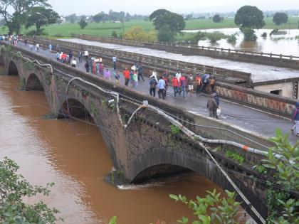 Kolhapur: Shivaji bridge is open for heavy vehicles, rain in the district | कोल्हापूर : शिवाजी पूल अवजड वाहनांसाठी खुला, जिल्ह्यात पावसाची उघडझाप