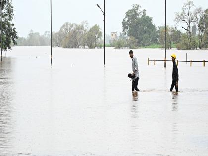 Heavy rain in Kolhapur district, Panchgange level at 33 feet; 72 dams under water  | कोल्हापूर जिल्ह्यात जोरदार पाऊस, पंचगंगेची पातळी ३३ फुटांच्यावर; ७२ बंधारे पाण्याखाली 