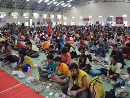 one and a half thousand students Lessons of making Ganapati from clay | दीड हजार चिमुकल्यांनी गिरविले शाडू मातीपासून गणपती बनविण्याचे धडे