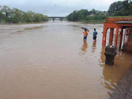 Rains in Kolhapur district fall, river level decreases; But still the eighteen bunds are under water | कोल्हाूपर जिल्ह्यात पावसाचा जोर ओसरला, नद्यांची पातळी कमी; पण अद्याप अठरा बंधारे पाण्याखालीच