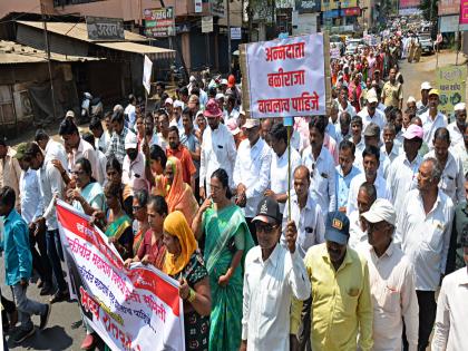 On behalf of Shaktipeth Highway Anti Action Committee a march was held at the Collector's office in Kolhapur | शक्तिपीठ महामार्गासाठी एक इंचही जमीन देणार नाही, कोल्हापुरातील बाधीत गावांचा निर्धार; अन्यथा.. 