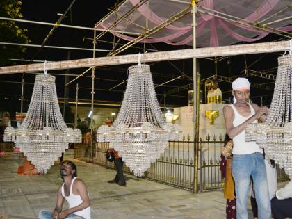 Siddharam Yogasamdhi will shine in the light of the zumbar | झुंबरांच्या प्रकाशात उजळून निघणार सिद्धरामांची योगसमाधी