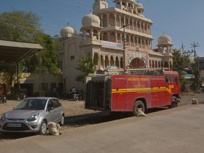 Fire brigade office aproach road stopped by cement road works in akola | सिमेंट मार्ग बांधकामाने केला अग्निशमन कार्यालयाचा खोळंबा!