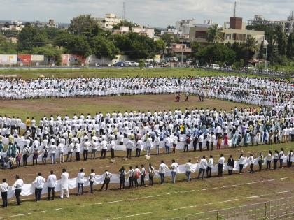 Two thousand Solapurcar towel chains for world record | विश्वविक्रमासाठी दोन हजार सोलापूरकरांची टॉवेल साखळी