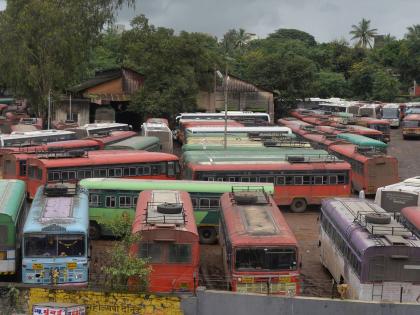 Maharashtra Bandh: No ST in Kolhapur division Not running in the streets, it is the first time in history to stop the traffic completely | Maharashtra Bandh : कोल्हापूर विभागातील एकही एस.टी. रस्त्यांवर धावली नाही