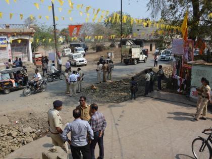 Annabhau Sathe, lahuji Salve's banner vandilised at Akola | मोठ्या उमरीत अण्णाभाऊ साठे, लहुजी साळवेंचे फलक फाडले!  