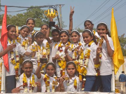 Akola students 'robots' topped at the country level competition | देशपातळीवरील स्पर्धेत अकोल्यातील विद्यार्थिनींनी बनविलेला ‘रोबोट’ ठरला अव्वल