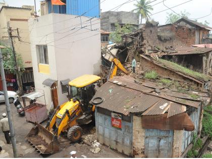 More than 100 noticees start to break dangerous buildings in Kolhapur | कोल्हापूरात धोकादायक इमारती उतरवण्यास प्रारंभ, शंभरहून अधिक नोटीसा