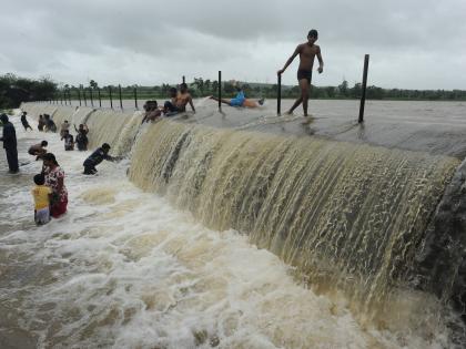 Rains in Kolhapur district, at Panchganga Risk level; 79 dams under water | कोल्हापूर जिल्ह्यात धुवाधार पाऊस, पंचगंगा धोका पातळीकडे; ७९ बंधारे पाण्याखाली