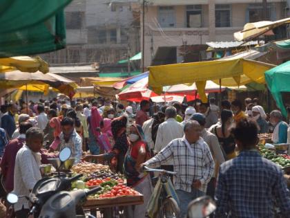 Shopping is more important than life for Akola citizen | जिवापेक्षा खरेदी महत्त्वाची; शंभर रुपयांच्या भाजीपाल्यासाठी दररोज चकरा!