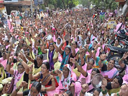 Anganwadi employees march at Kolhapur Zilla Parishad for salary, pension and other demands | कोल्हापूर जिल्हा परिषदेवर मोर्चे, जिल्हाधिकारी कार्यालयासमोर उपोषण, धरणे 