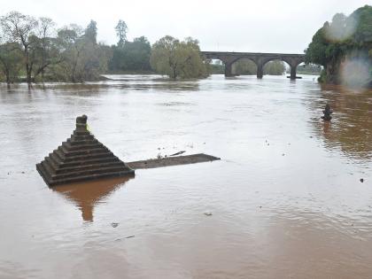 Heavy rain in dam area in Kolhapur district, Panchgange level at 21 feet; Nine dams under water | कोल्हापूर जिल्ह्यात धरणक्षेत्रात जोरदार पाऊस, पंचगंगेची पातळी २१ फुटावर; नऊ बंधारे पाण्याखाली