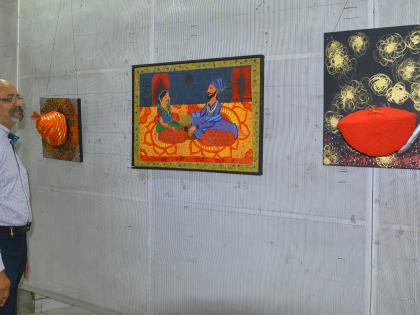 Mumbai's exhibition of offensive pictures is under the control of the police | आक्षेपार्ह चित्रांबाबत मुंबईची प्रदर्शन संयोजिका पोलिसांच्या ताब्यात