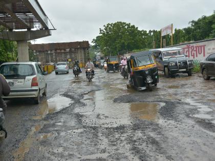 Road in Akola district in very bad condition | अकोला जिल्ह्यात रस्त्यांची चाळण; दुरुस्तीकडे पाठ!