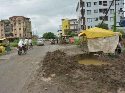 Roads dug under the pretext of laying pipelines | जलवाहिनीचे जाळे टाकण्याच्या सबबीखाली खोदले रस्ते