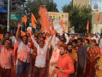 shiv sena celebrate their victory at alka chowk | पुण्यात शिवसैनिकांचा जल्लाेष ! अलका चाैकात उधळला गुलाल