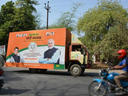 After all, Balasaheb's photo got place on the campaign vehicle | अखेर युतीच्या प्रचार रथावर मिळाले बाळासाहेबांना स्थान!