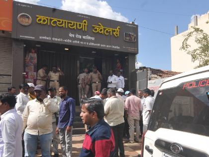 Armed robbery at jewelers in Balinga Kolhapur in broad daylight, two seriously injured in firing | कोल्हापुरातील बालिंगा येथे ज्वेलर्सवर भरदिवसा सशस्त्र दरोडा, गोळीबारात दोघे गंभीर जखमी