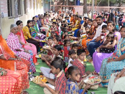 Children express their faith and love by worshiping their parents | जन्मदात्यांची पाद्यपूजा करून मुलांनी व्यक्त केले श्रद्धा अन् प्रेम