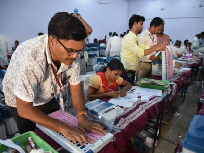 Maharashtra Assembly Election 2019: 'Seals' put on ballots on EVMs! | Maharashtra Assembly Election 2019 : ‘ईव्हीएम’वर मतपत्रिकांना लावले ‘सील’!