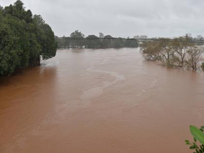 Panchganga river in Kolhapur nears danger level, migration of riverside villages begins | कोल्हापुरातील पंचगंगा नदी धोका पातळीकडे, नदीकाठच्या गावांचे स्थलांतर सुरू