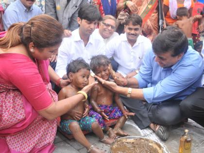 deprived children enjoy abhyangsnan | 'त्यांनी' लुटला अभ्यंगस्नानाचा शाही आनंद!, दिव्यांचा झगमगाट अन् तेल-उटण्याचा सुवास