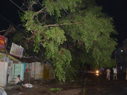 Akola district receives unseasonal rains with thunderstorms | अकोला जिल्ह्याला वादळासह अवकाळी पावसाचा तडाखा