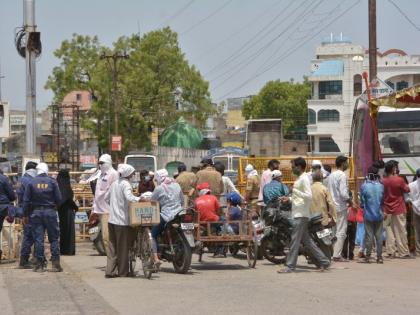 Akola: This negligence is exacerbating the Corona outbreak! | अकोला :  ही हलगर्जी कोरोनाचा प्रकोप वाढवणारी!