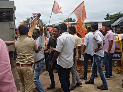 Shiv Sainiks march on the house of MP Dharisheel Mane, the house looks like a police camp | खासदार धैर्यशील मानेंच्या घरावर शिवसैनिकांचा मोर्चा, पोलिसांशी झटापट; पदाधिकाऱ्यांना घेतले ताब्यात